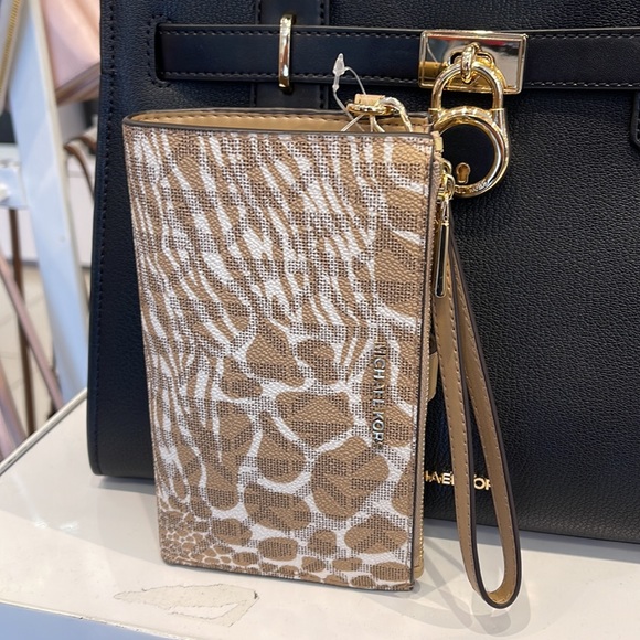 MICHAEL KORS LARGE DOUBLE ZIP WRISTLET WALLET PHONE CASE CLUTCH 
Camel Multi - Picture 14 of 16